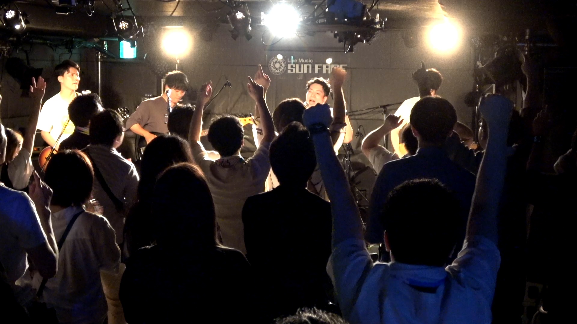 ライブ当日の客席とステージの様子
